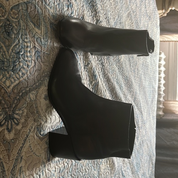 Black booties new Never worded size 10 with zipper on the side - Picture 4 of 6